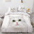 Weißer Bettbezug. Weiße Katze mit grünen Augen
