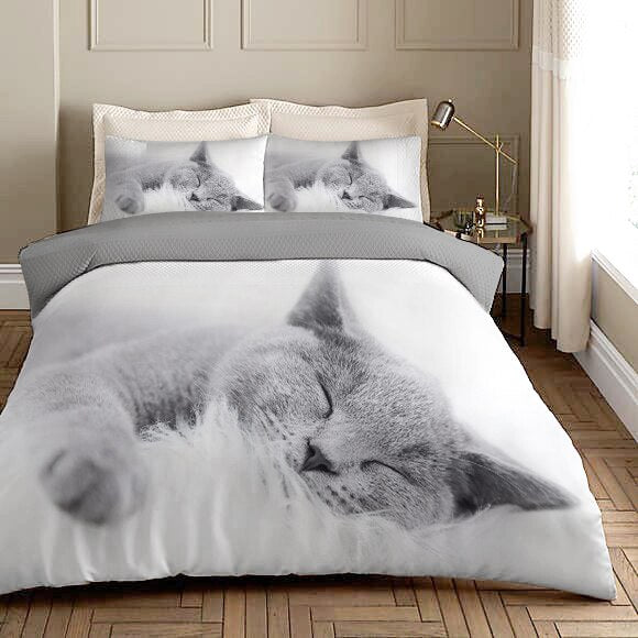 Weißer Bettbezug mit Chartreux-Katze