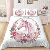 Weißer Einhorn-Bettbezug, umgeben von Blumen
