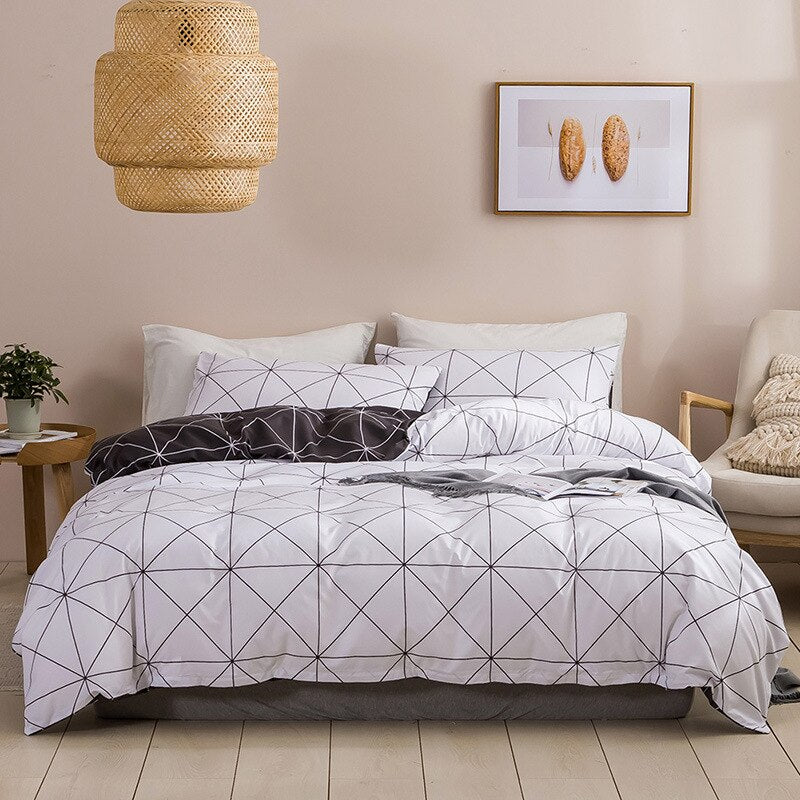 Weißer Bettbezug mit geometrischen Formen