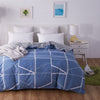 Blauer Bettbezug mit kubischem Muster