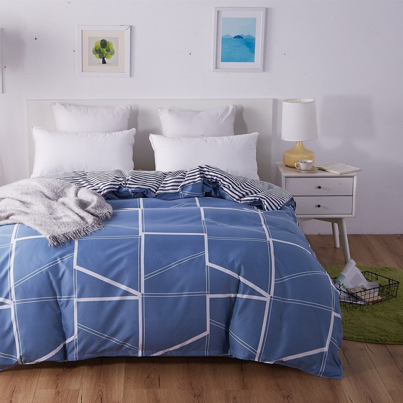 Blauer Bettbezug mit kubischem Muster
