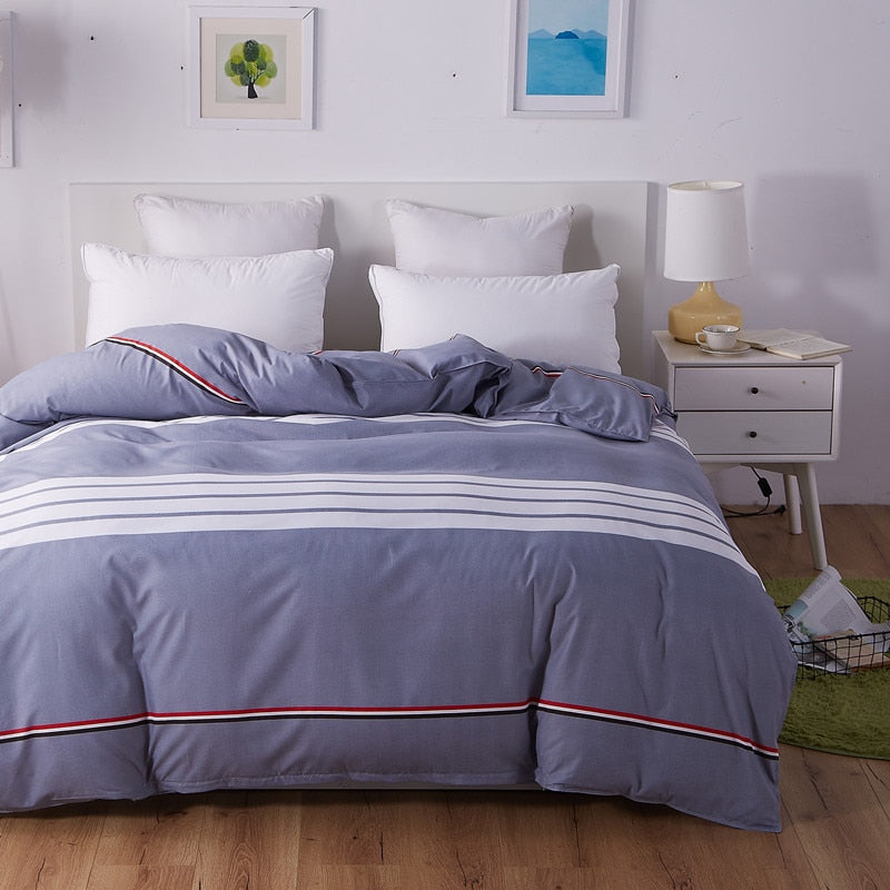 Blauer Bettbezug mit weißen Streifen