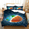 Blauer Bettbezug mit Erde und Basketball