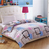 Grauer Bettbezug mit blauen und rosa Karos