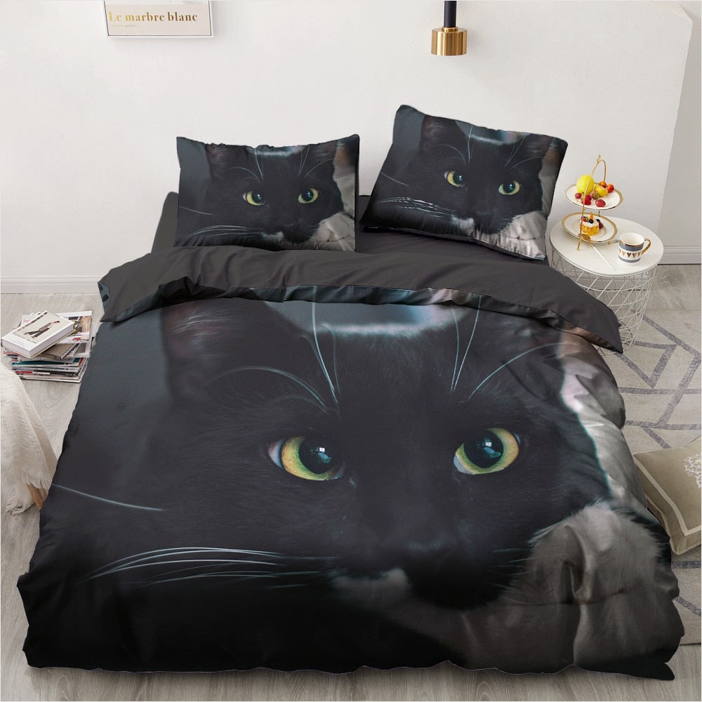 Niedlicher schwarzer Bettbezug mit schwarzer Katze