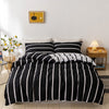 Skandinavischer Bettbezug mit schwarzen und weißen Streifen