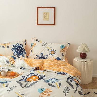 Beigefarbener Bettbezug mit kleinen blauen Blumen