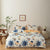 Beigefarbener Bettbezug mit kleinen blauen Blumen