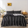 Zweifarbiger, schwarz-weiß gestreifter Bettbezug