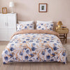 Weißer Bettbezug mit blauem und braunem Blumenmuster