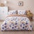 Weißer Bettbezug mit blauem und braunem Blumenmuster
