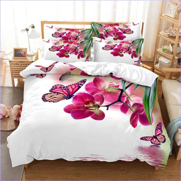 Weißer Bettbezug mit Rosenblüten und Schmetterlingen