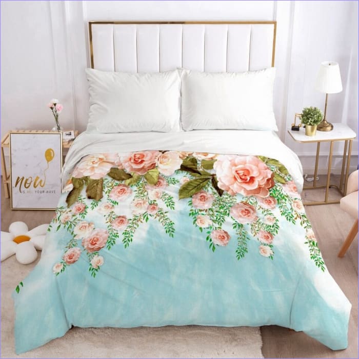 Blauer Bettbezug mit Blumenmuster und hellrosa Rosen
