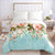 Blauer Bettbezug mit Blumenmuster und hellrosa Rosen