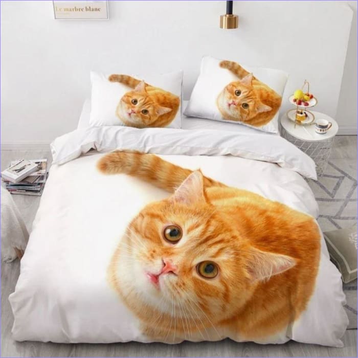 Bettbezug mit neugieriger Katze