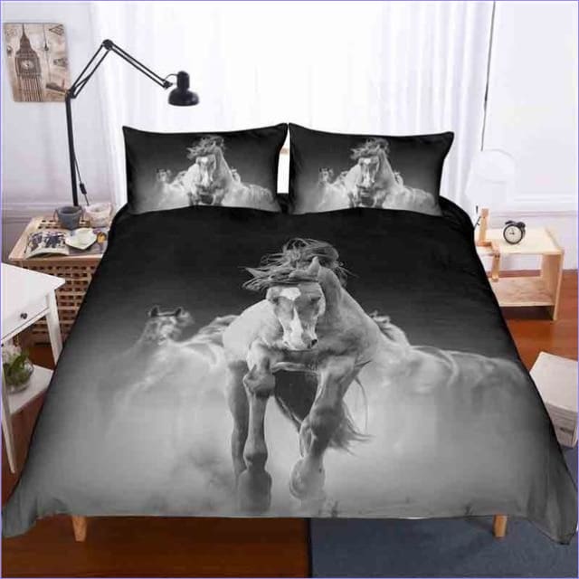 Schwarz-weißer Bettbezug mit galoppierendem Pferd