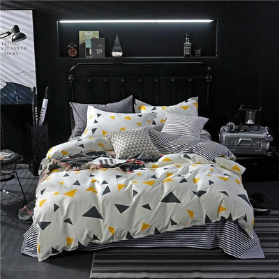 Bettbezug im skandinavischen Design mit gelben und grauen Dreiecken