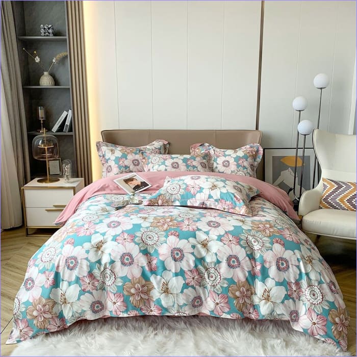 Weißer, blauer und rosafarbener Bettbezug im englischen Stil mit Blumenmuster