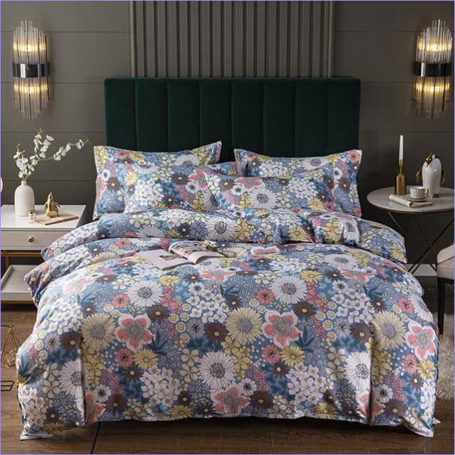 Mehrfarbiger Bettbezug mit Blumenmuster im englischen Stil