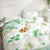 Weißer Bettbezug mit tropischem Blumenmuster