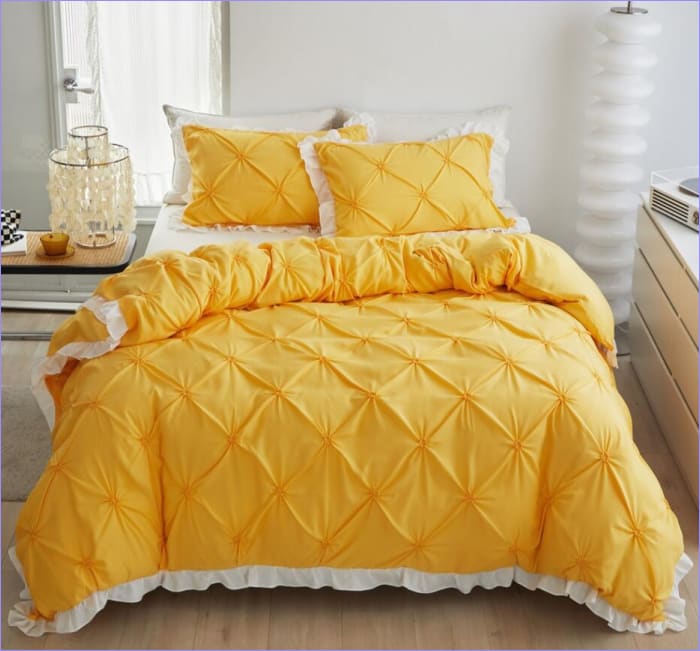 Gelber und weißer Bettbezug