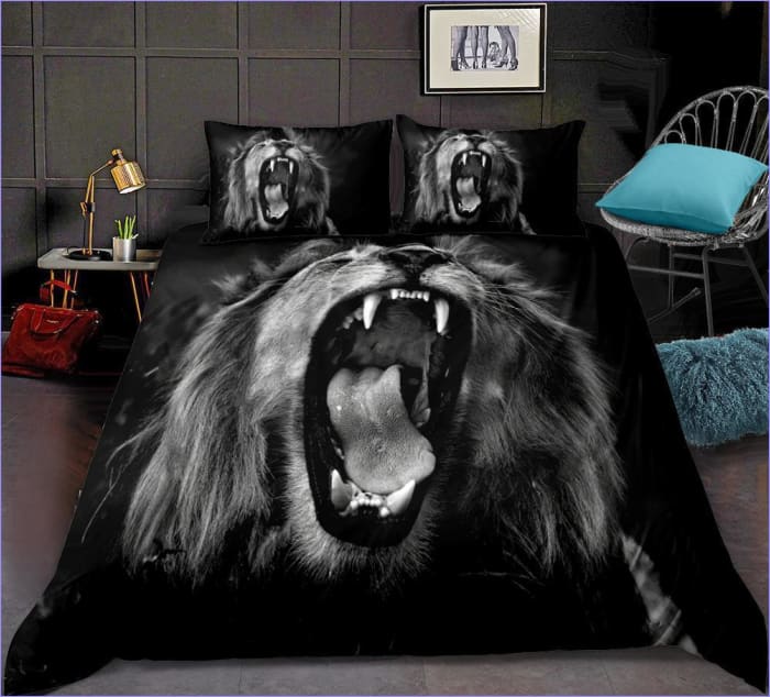 Schwarz-weißer Bettbezug mit brüllendem Löwen