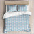 Moderner Bettbezug mit grauen und blauen Quadraten