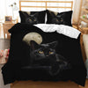 Schwarzer Bettbezug mit schwarzer Katze