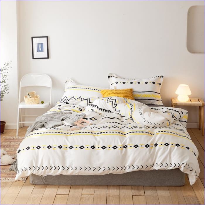 Weißer nordischer Bettbezug mit gelbem Muster