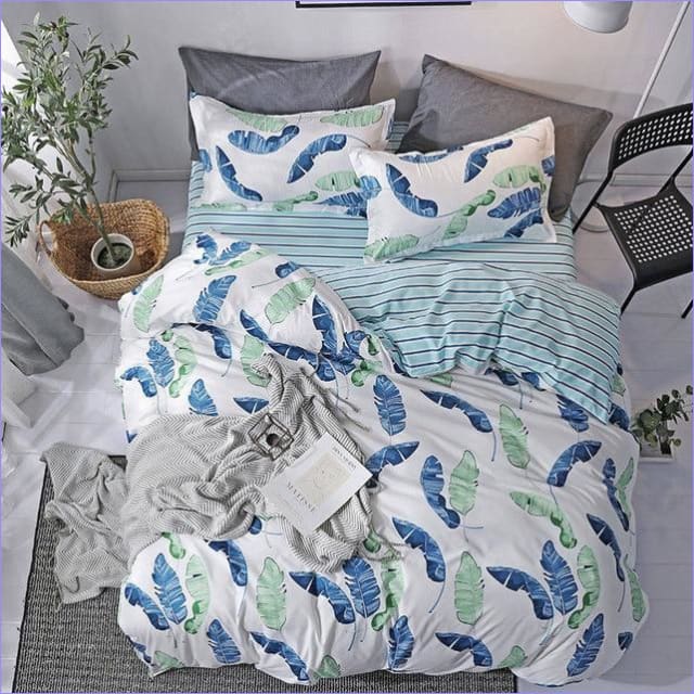 Bettbezug mit blauen und grünen Federn