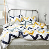 Skandinavischer Bettbezug mit weißen, gelben, blauen und grünen Wellen