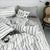 Weißer skandinavischer Bettbezug mit schwarzen Linien