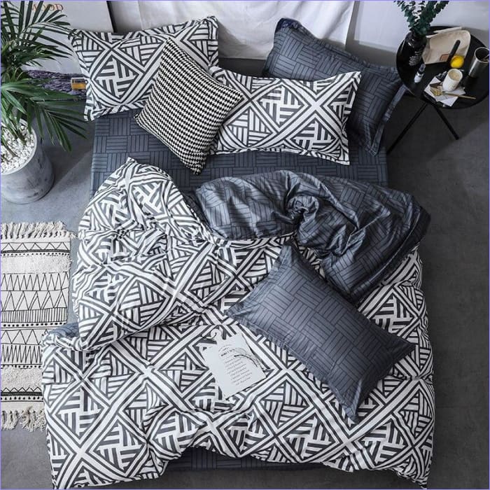 Weißer skandinavischer Bettbezug mit schwarzen Mustern