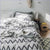Weißer skandinavischer Bettbezug mit schwarzen Wellen