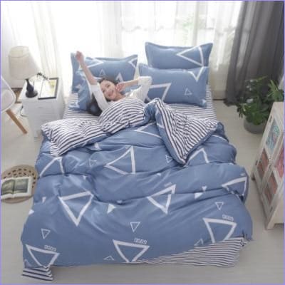 Blauer skandinavischer Bettbezug mit Dreiecken