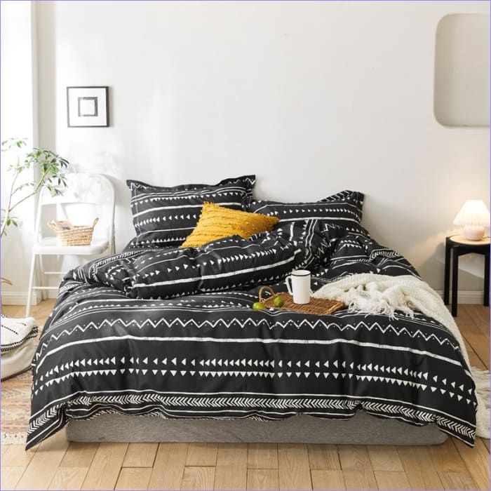 Schwarzer skandinavischer Bettbezug mit weißen Mustern