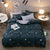 Schwarz-weißer Bettbezug mit skandinavischem Dreieck