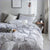 Grau-weißer skandinavischer Bettbezug