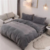 Einfarbiger Bettbezug aus grauem Kunstsamt