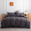 Einfarbiger Bettbezug mit schwarz gestickten geometrischen Mustern