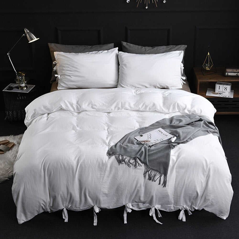 Einfarbiger Bettbezug mit weißen Knoten