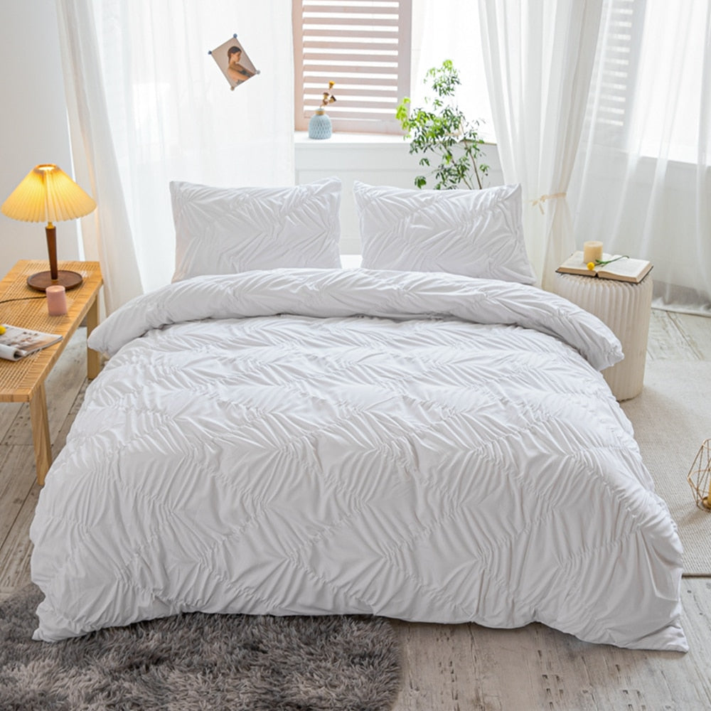 Schlichter, weißer Bettbezug mit Quetschfalten