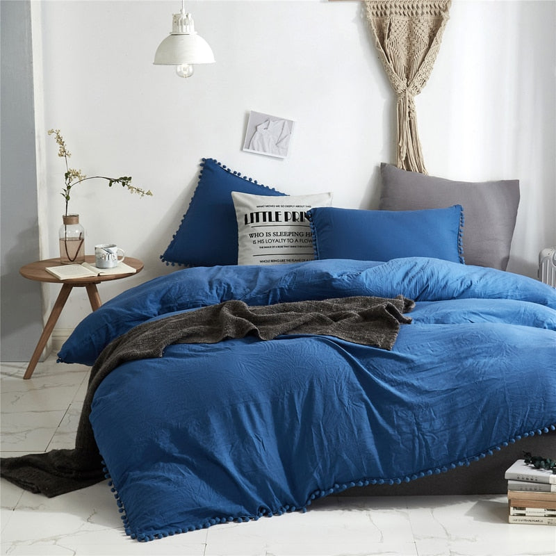 Einfarbiger Bettbezug mit Pompons in Blau