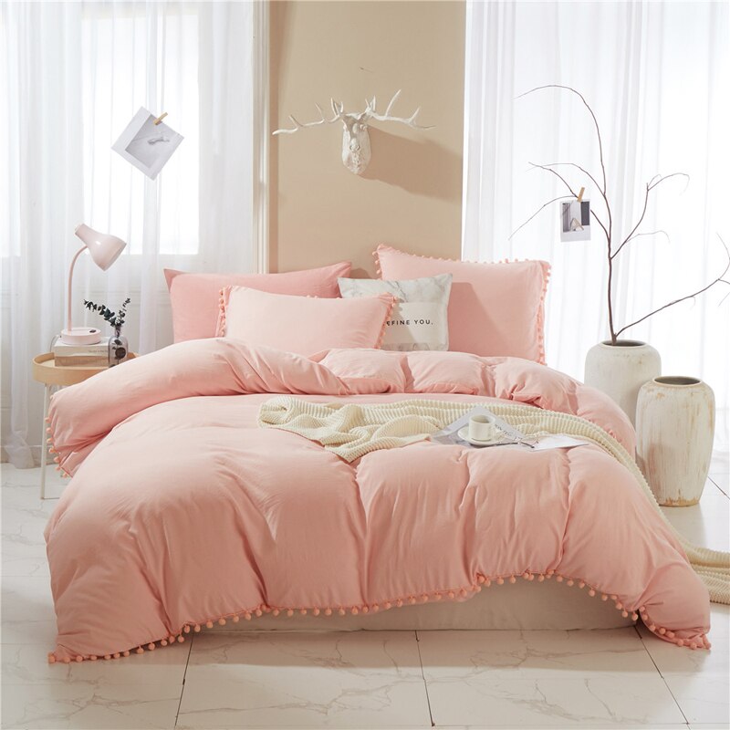 Einfarbiger Bettbezug mit rosa Pompons