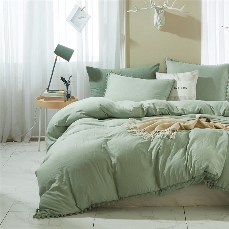 Einfarbiger Bettbezug mit grünen Pompons