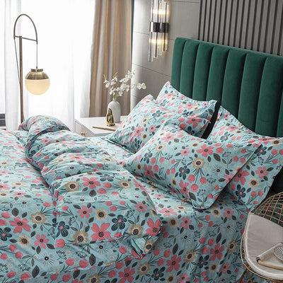 Grüner Bettbezug mit kleinen rosa Blumen