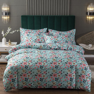 Grüner Bettbezug mit kleinen rosa Blumen
